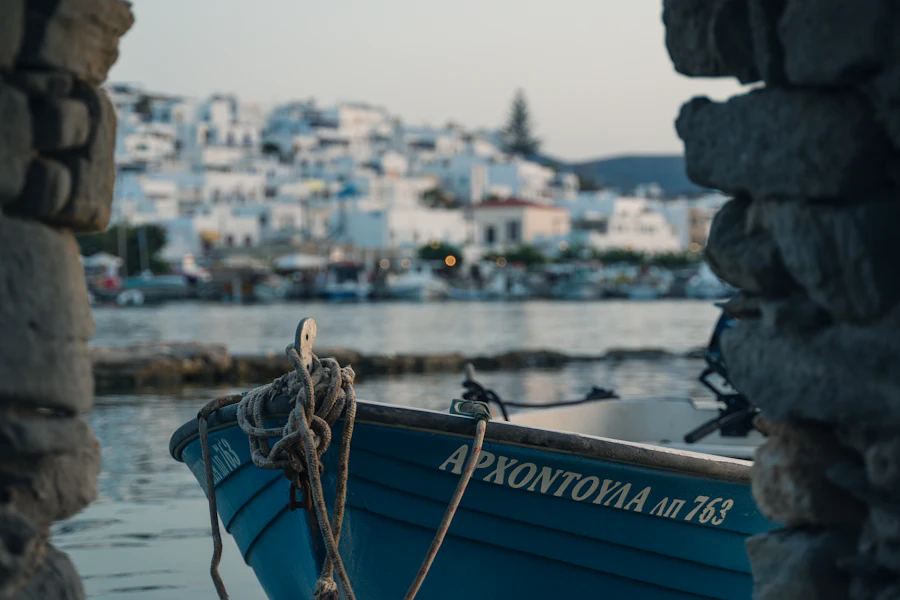 Un bateau bleu dans le port de Naoussa, à Paros