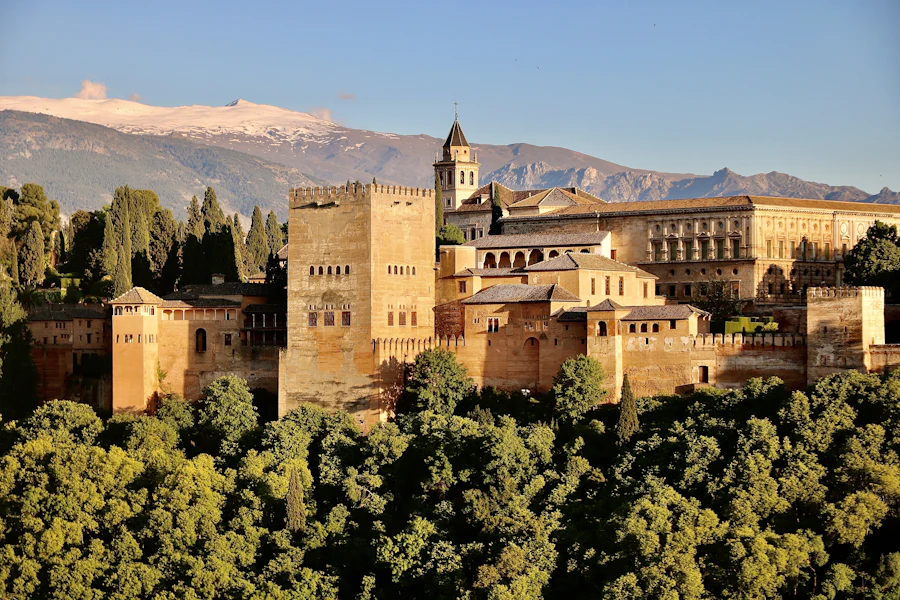 L'Alhambra au milieu des arbres, à Grenade