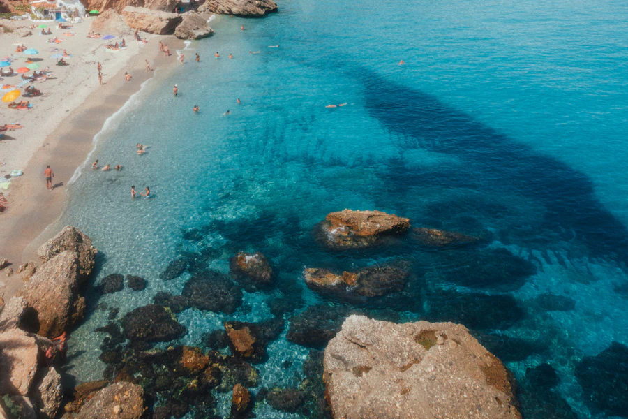 Une crique entre les rochers, au pied du centre de Nerja