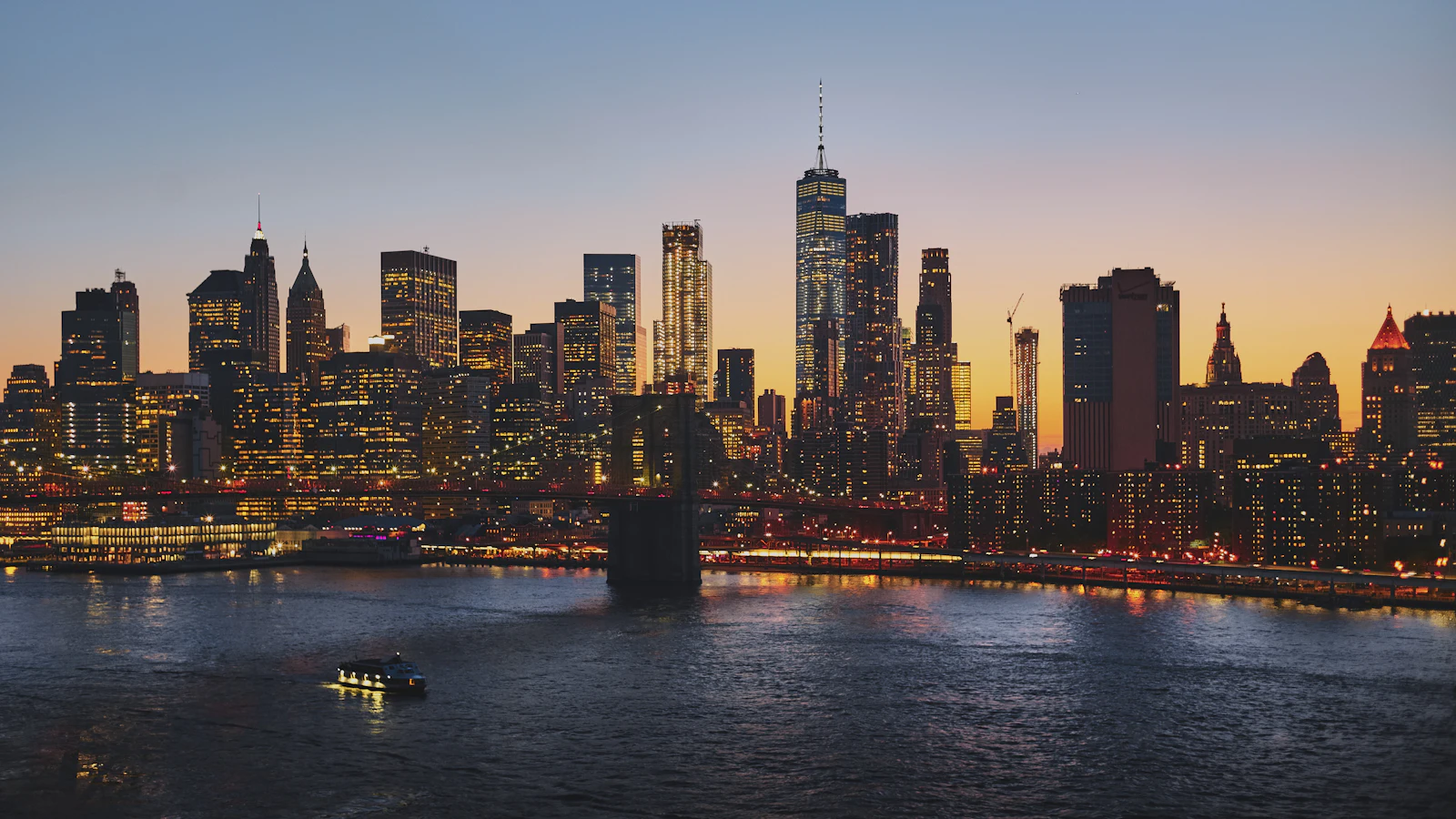 Les gratte-ciel de Manhattan au loin, au coucher du soleil