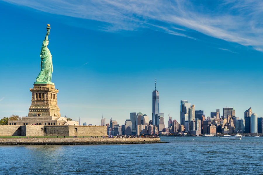 La Statue de la Liberté devant les tours de Manhattan