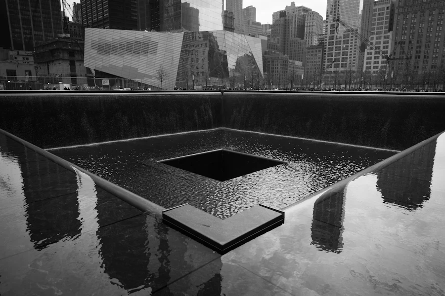 Un des bassins du mémorial du 11-Septembre, gravé des noms des victimes