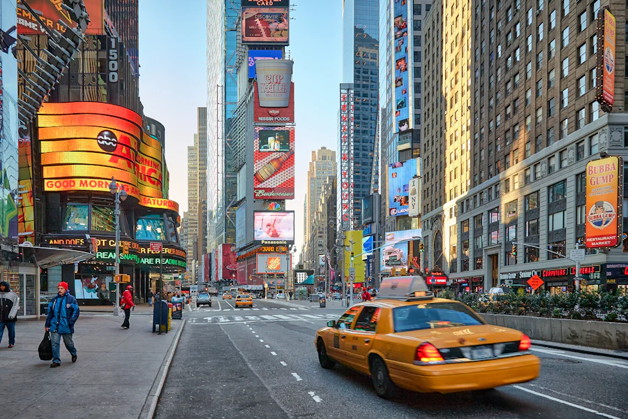 Les écrans géants et les taxis jaunes de Times Square
