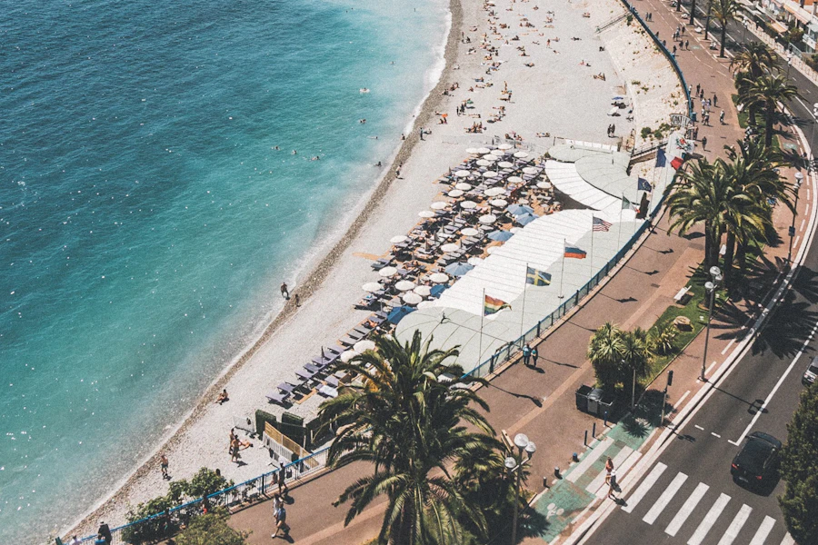 La promenade des Anglais et les plages de galets de la baie des Anges