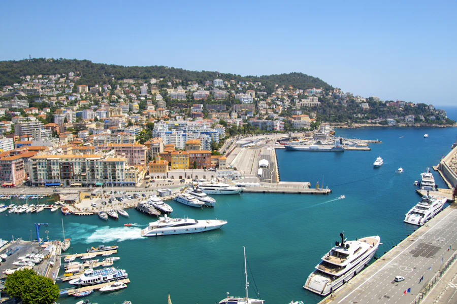 Le port Lympia et ses bateaux, au pied de la colline