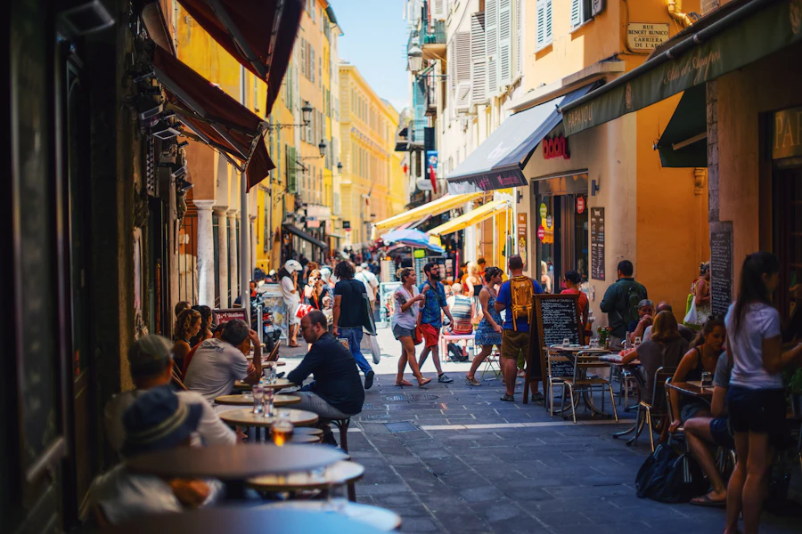 Des terrasses dans une ruelle du Vieux-Nice