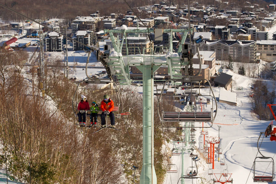 Un télésiège au-dessus des pistes de Niseko
