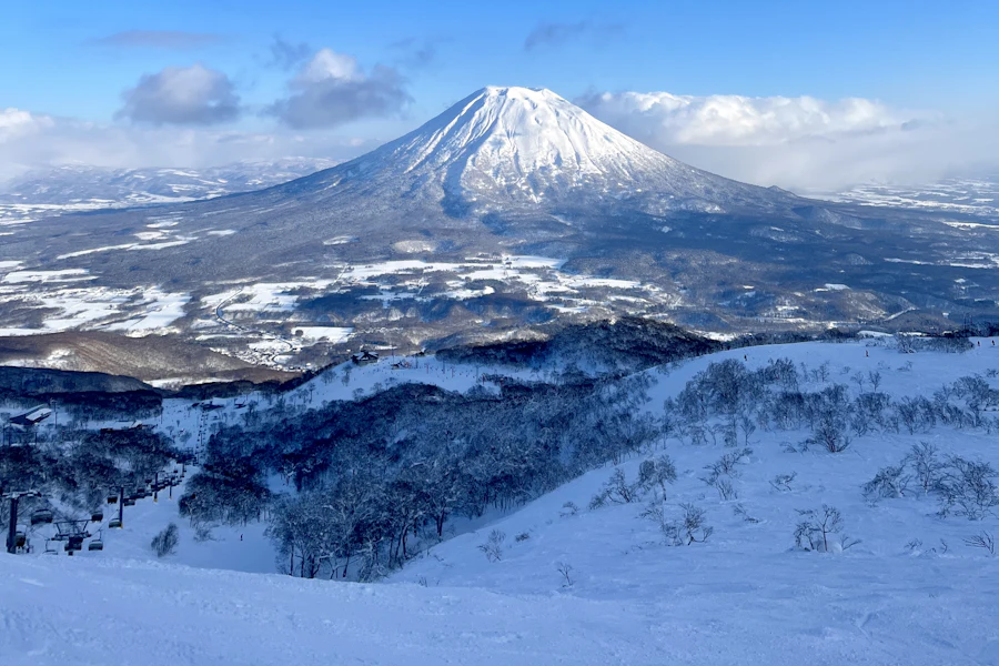 Le cône enneigé du mont Yotei sous un ciel bleu