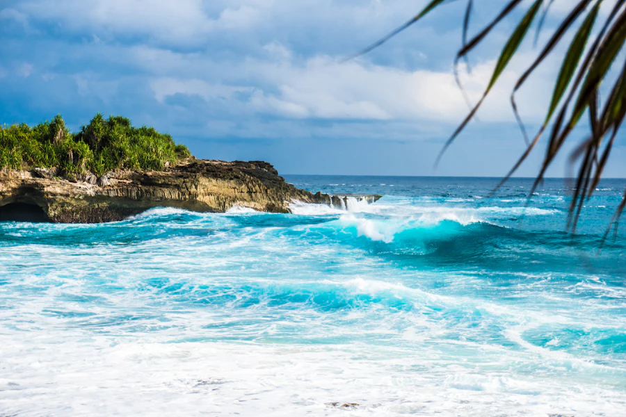 Les vagues qui jaillissent entre les rochers de Nusa Lembongan