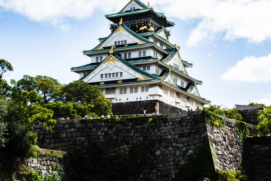 Le donjon du château d'Osaka au-dessus de ses douves