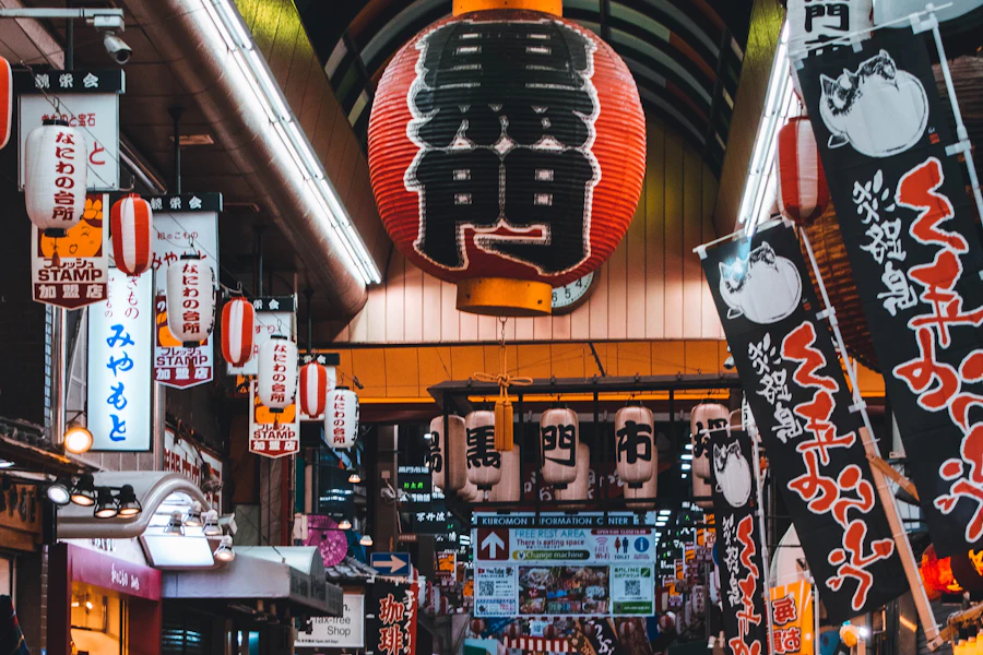Les étals sous la galerie couverte du marché de Kuromon