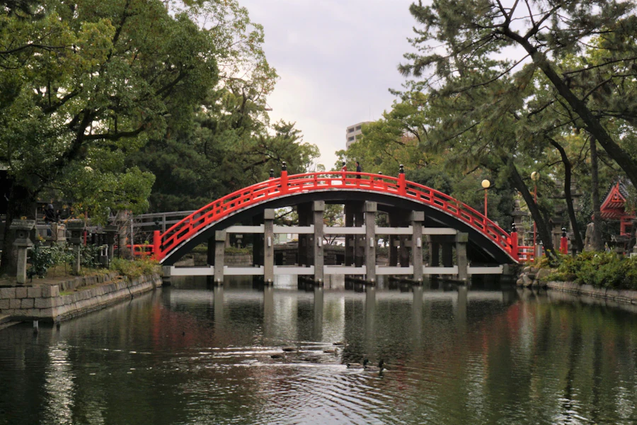 Le pont rouge en arc du sanctuaire Sumiyoshi Taisha