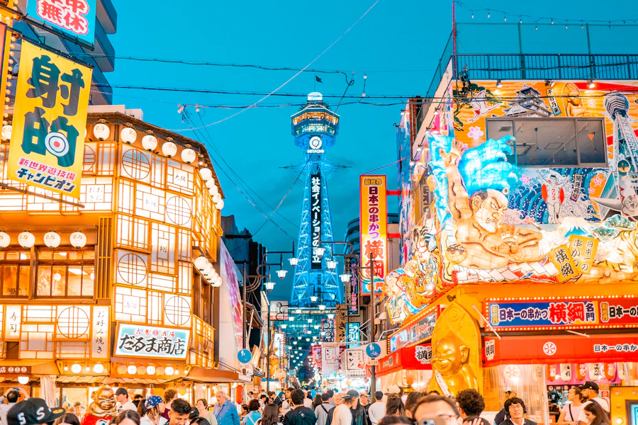 Les néons de Shinsekai au pied de la tour Tsutenkaku