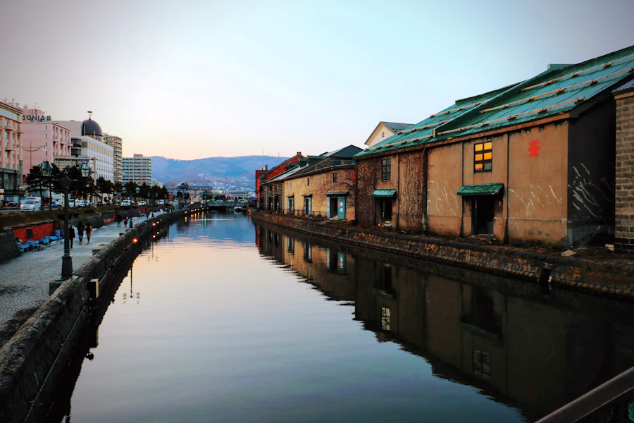 Le canal d'Otaru et ses entrepôts de pierre au coucher du soleil