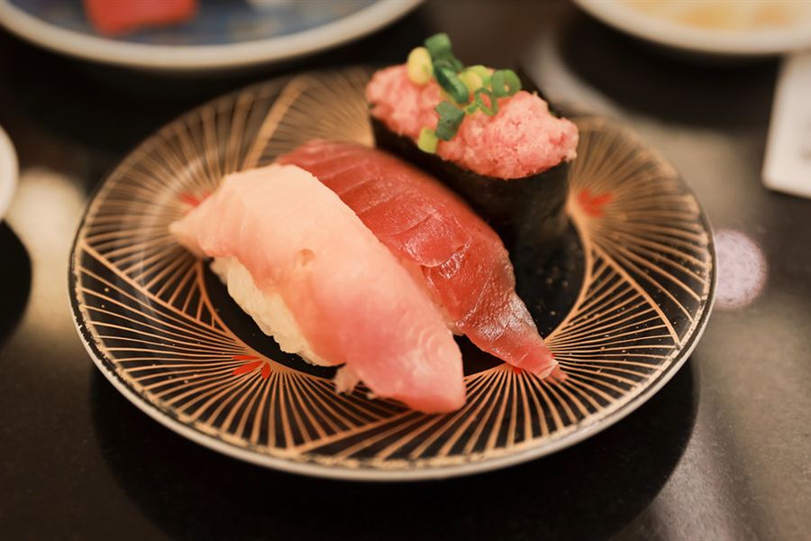 Des sushis sur un tapis roulant