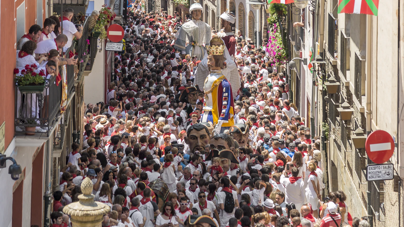 La foule en blanc et rouge dans les rues de Pampelune pendant la San Fermín