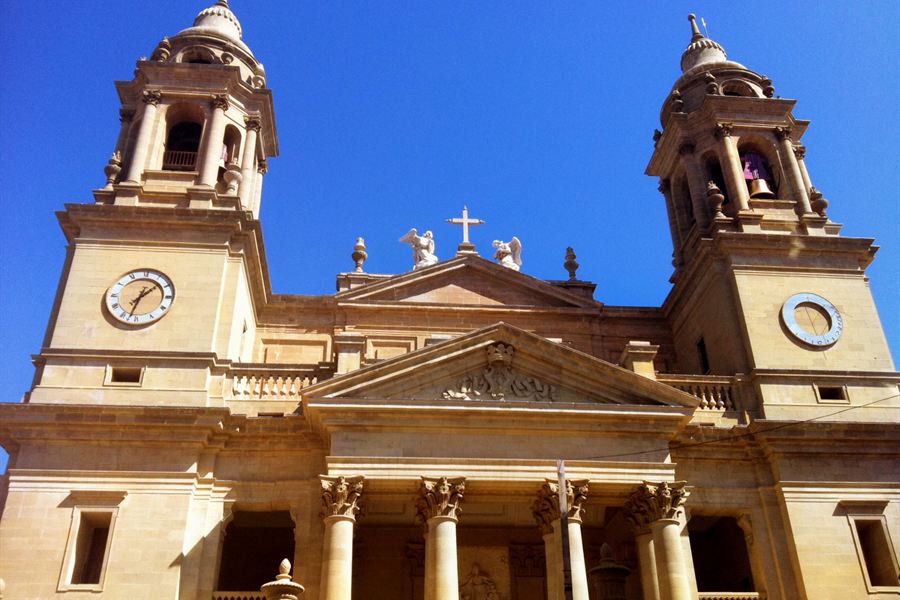 La façade de la cathédrale Santa María