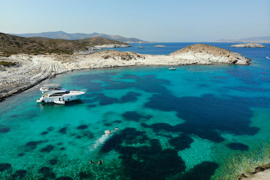 Un bateau sur la mer bleue près d'Antiparos