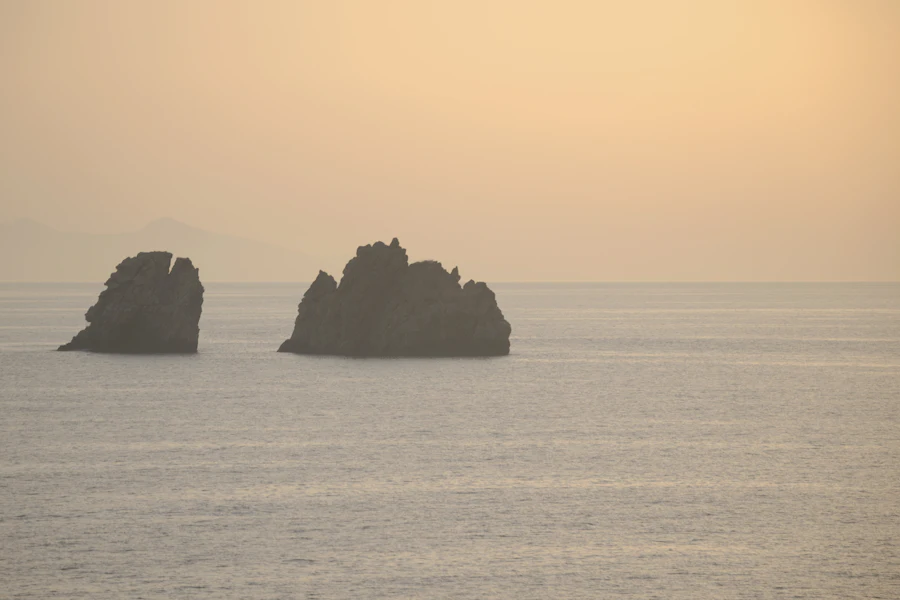 Des rochers sculptés au bord de la mer, à Paros