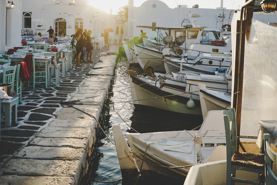 Un bateau à quai dans le port de Parikia