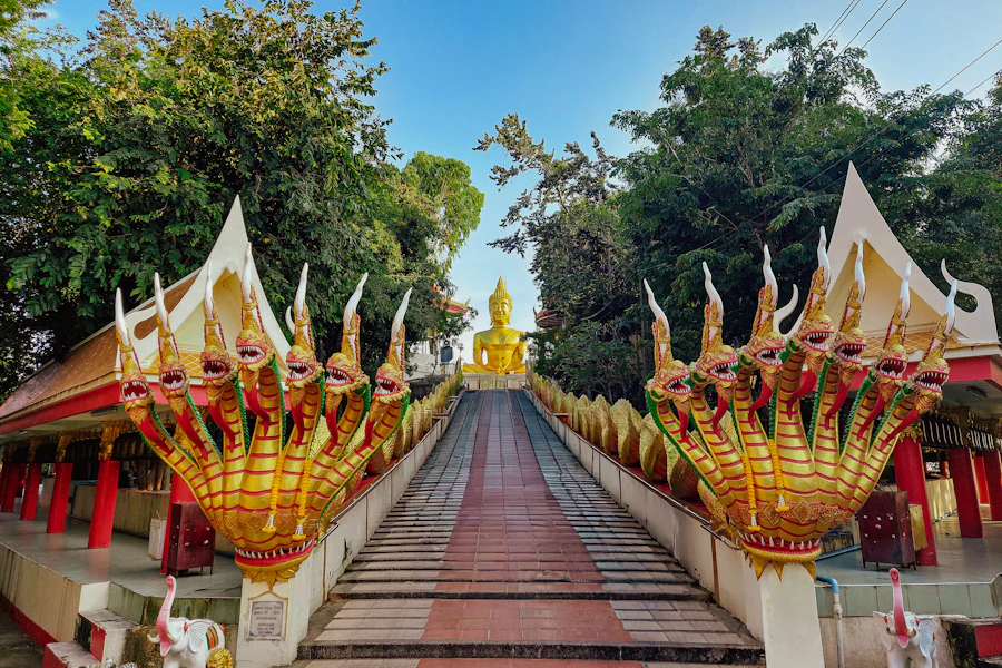 Le Grand Bouddha doré au sommet de son escalier, sur la colline de Pratumnak