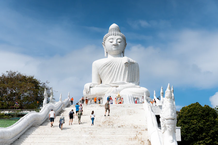 Le grand Bouddha de marbre blanc de Phuket, en haut de son escalier