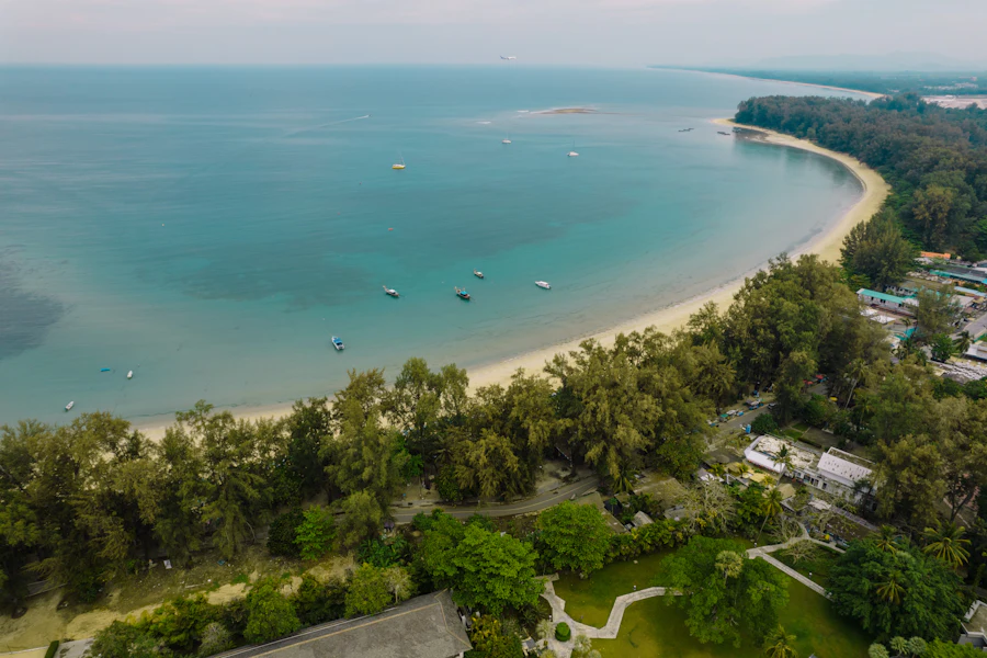Une plage de sable bordée d'eau turquoise à Phuket