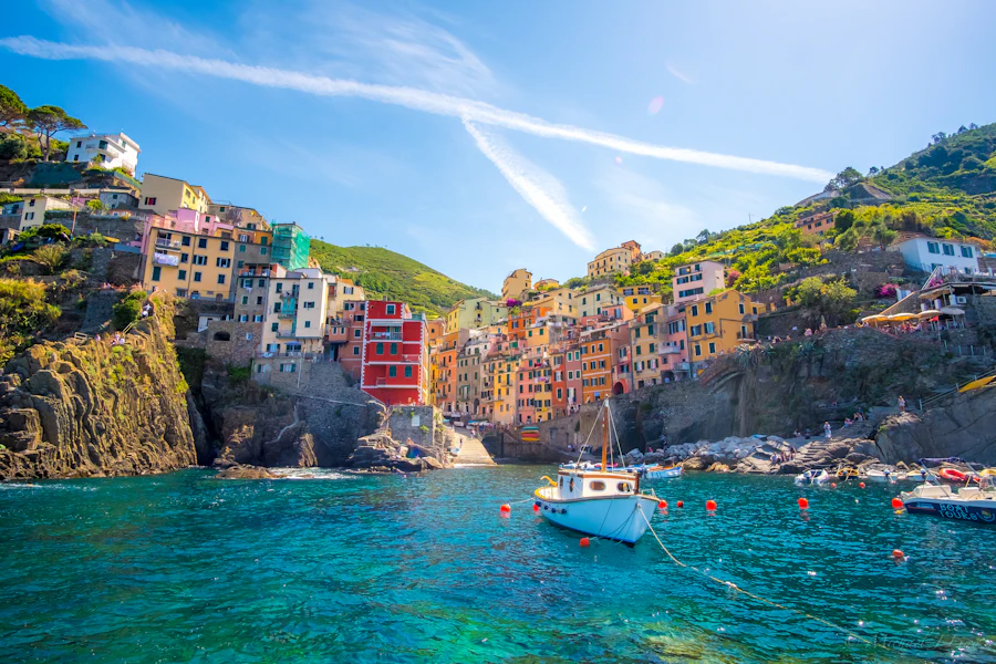 Un bateau de pêche bleu devant les maisons de Riomaggiore