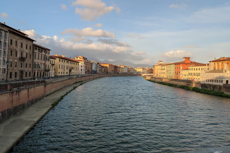 Les palais colorés le long de l'Arno