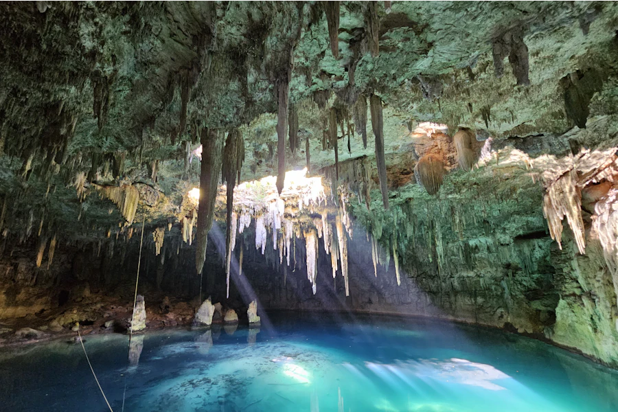 Un cénote aux eaux bleues dans une grotte du Yucatán