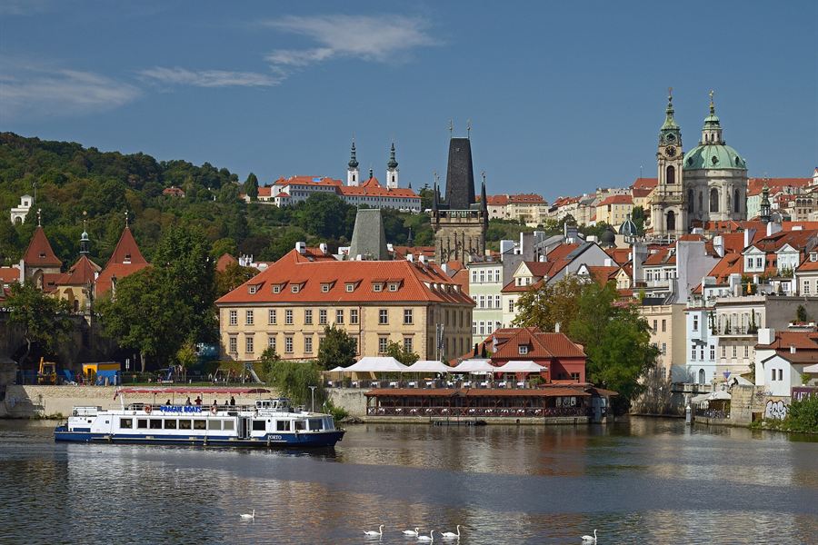 Malá Strana et l'église Saint-Nicolas au bord de la Vltava