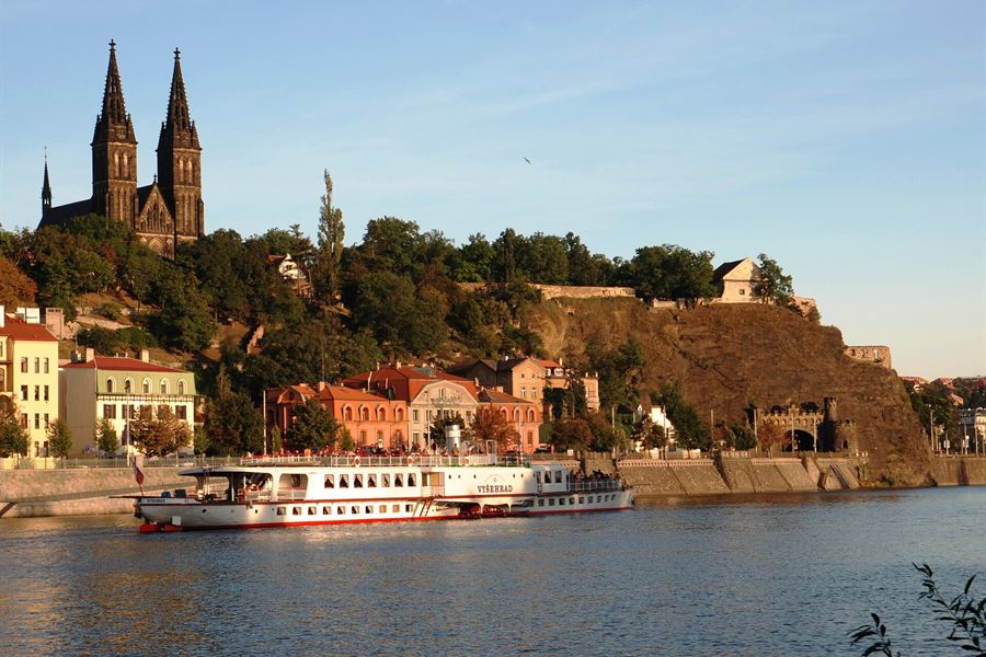 Le rocher de Vyšehrad au-dessus de la Vltava
