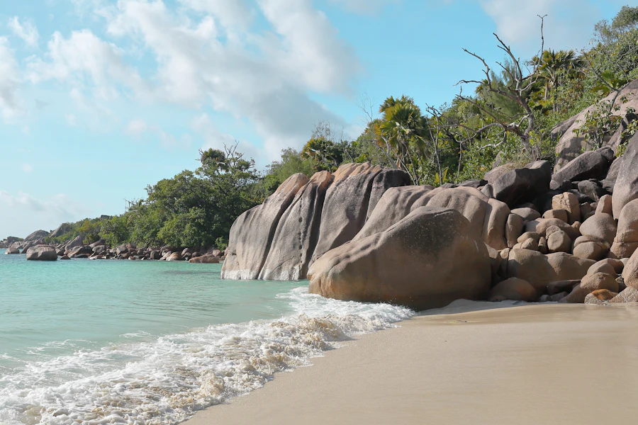 Les rochers de granit et le sable blanc de l'Anse Lazio