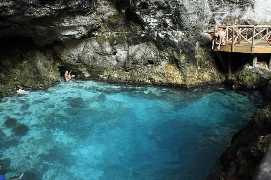 Le bassin turquoise du Hoyo Azul