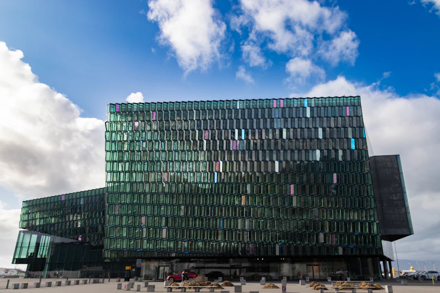 La façade de verre de la salle de concert Harpa