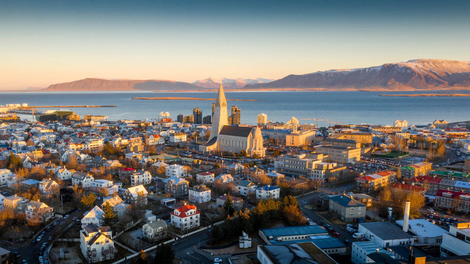 Les toits colorés de Reykjavik et Hallgrímskirkja, face à la baie