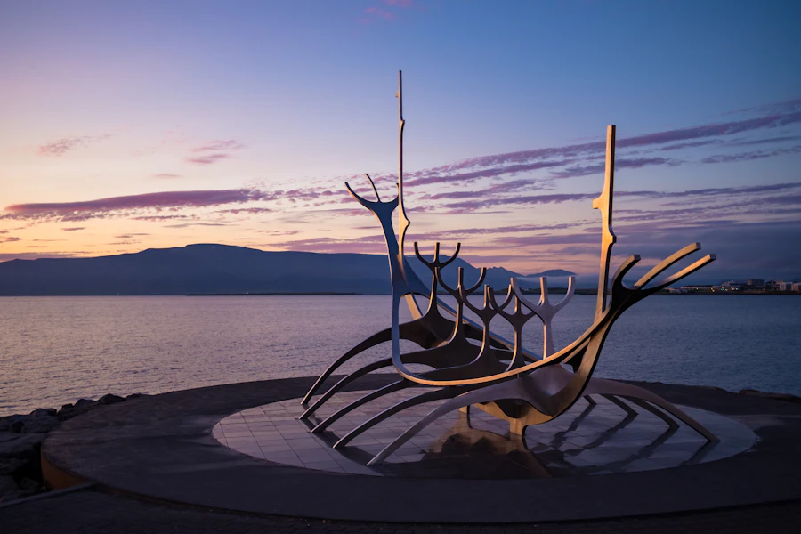 La sculpture d'acier du Voyageur du soleil au coucher du soleil
