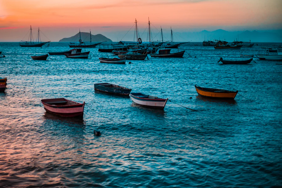 Barques colorées dans une anse de Búzios