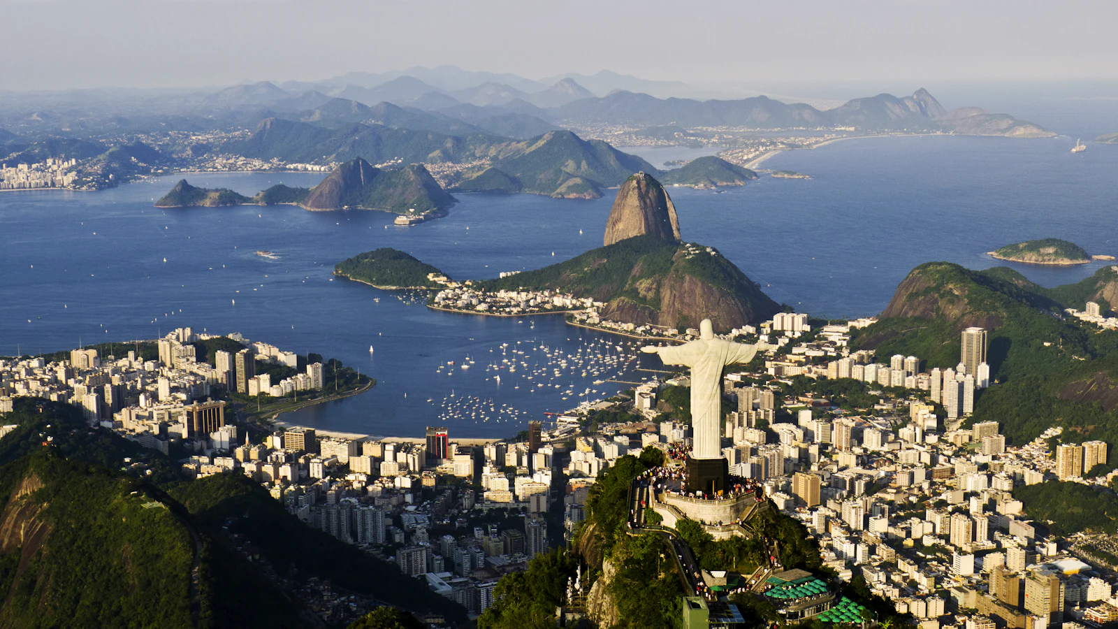 Le Christ Rédempteur au-dessus de la baie de Guanabara et du Pain de Sucre