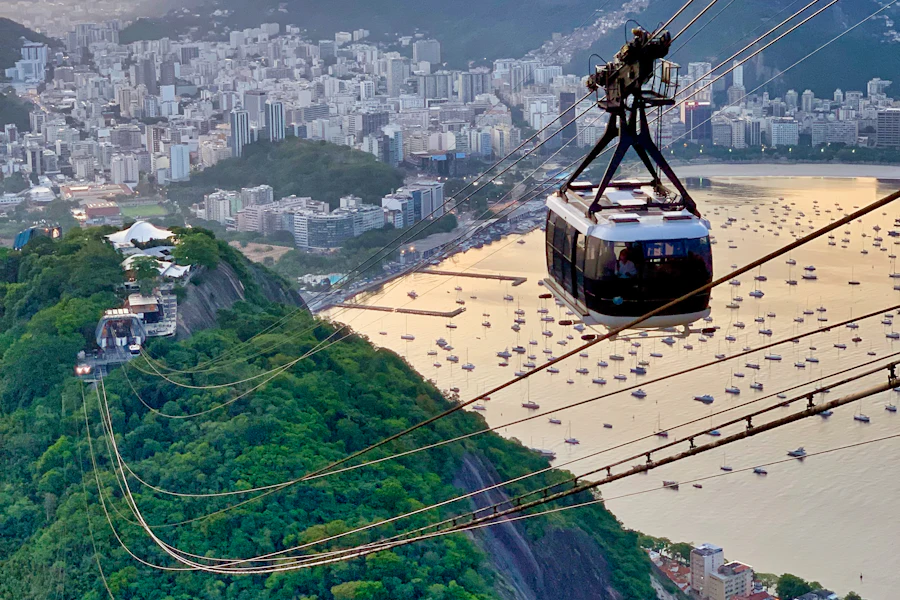 Le téléphérique du Pain de Sucre au-dessus de Rio