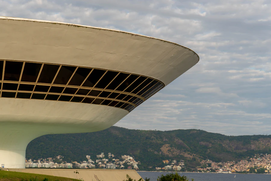 Le musée d'Art contemporain de Niterói face à la baie