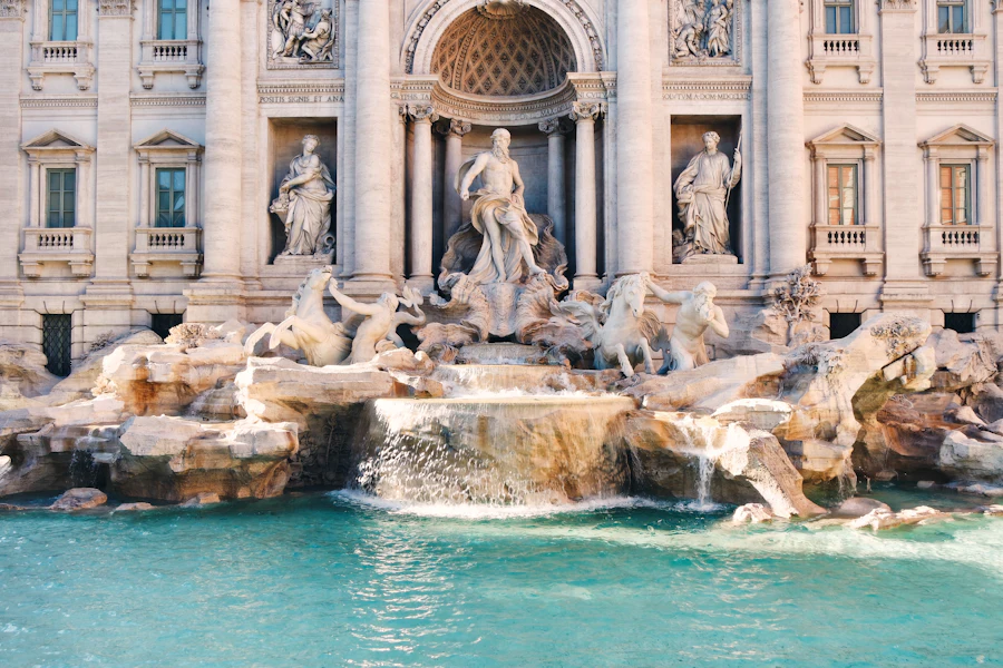 La fontaine de Trevi et ses sculptures baroques