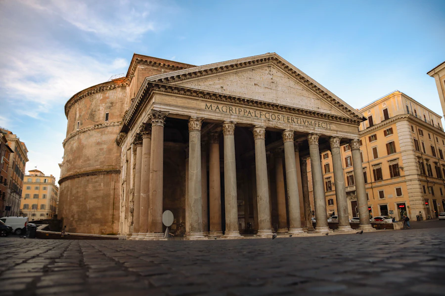 Le portique à colonnes du Panthéon de Rome