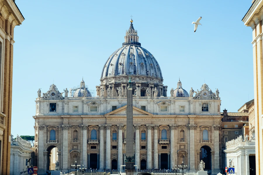 La basilique Saint-Pierre et sa coupole, au Vatican