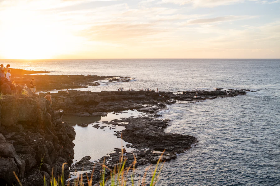 Coucher de soleil sur la côte rocheuse de Saint-Gilles
