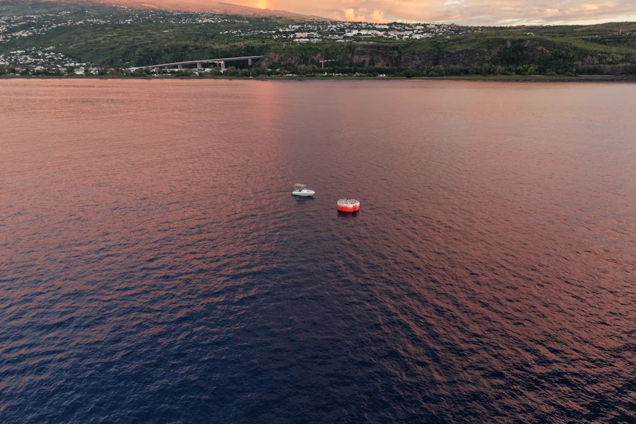 Deux bateaux au large de Saint-Gilles au coucher du soleil