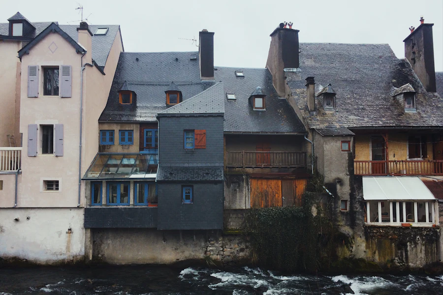 Maisons anciennes au bord de la Neste, à Arreau