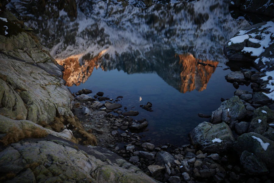 Un lac de montagne entouré de rochers, près de Saint-Lary-Soulan