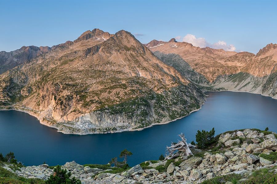 Le lac de Cap-de-Long entre les montagnes