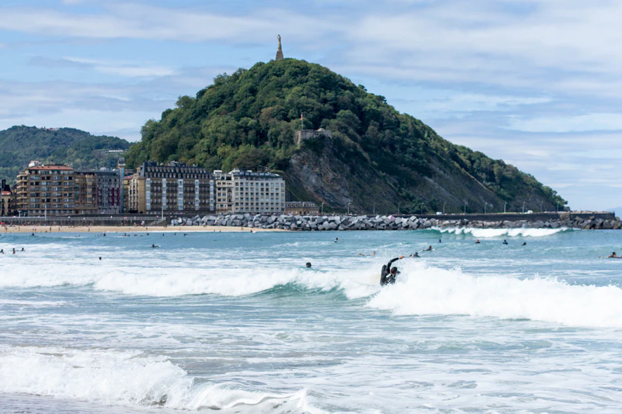 Un surfeur sur la plage de Zurriola